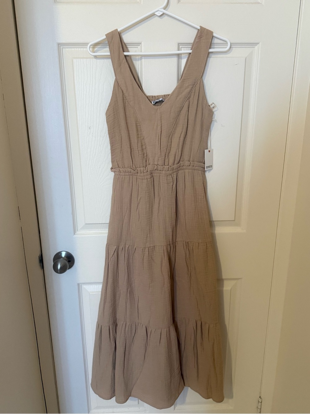 SLEEVELESS TIERED V-NECK MAXI DRESS IN OFF WHITE 100% COTTON X-SMALL